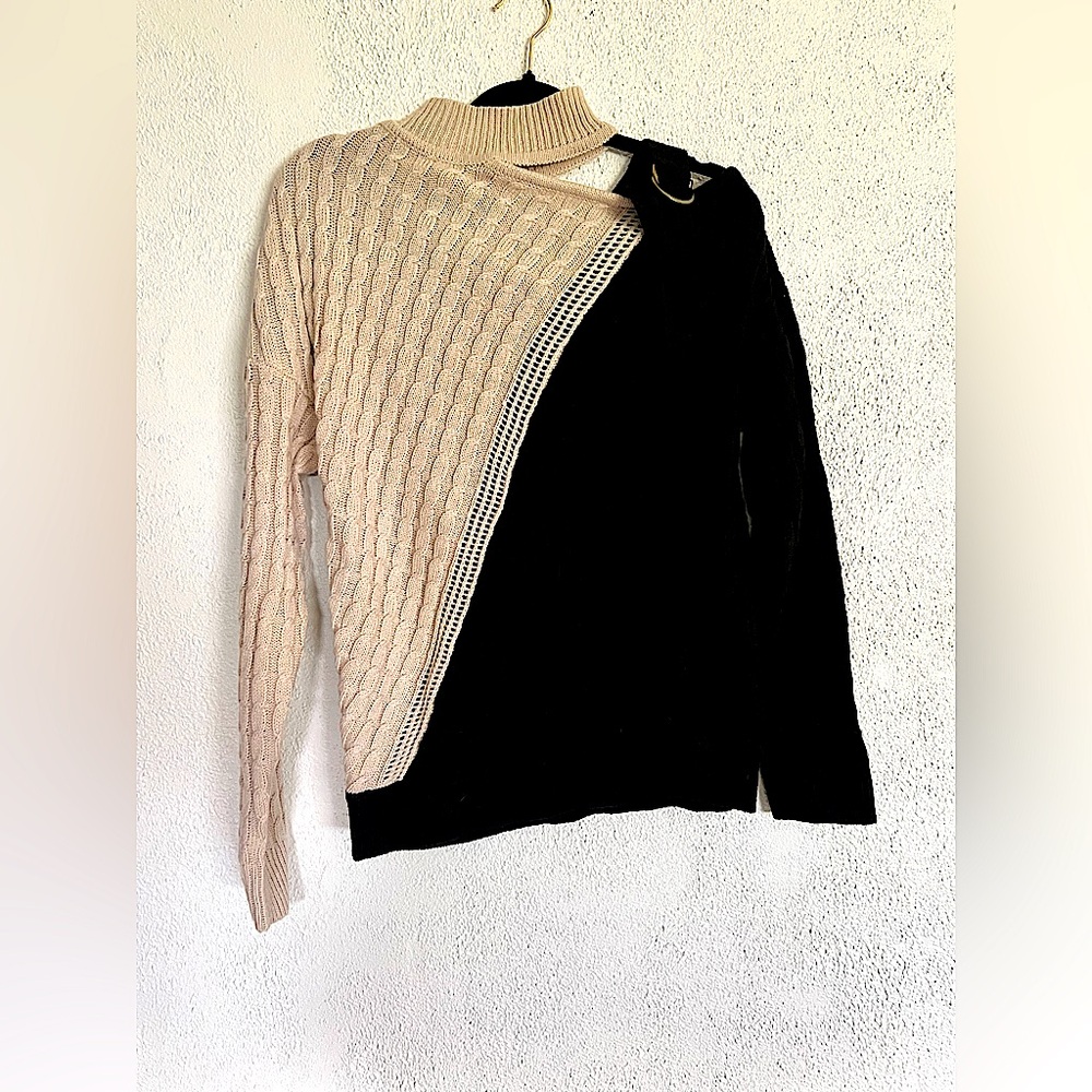 Women’s Medium cold shoulder/buckle detail Sweater